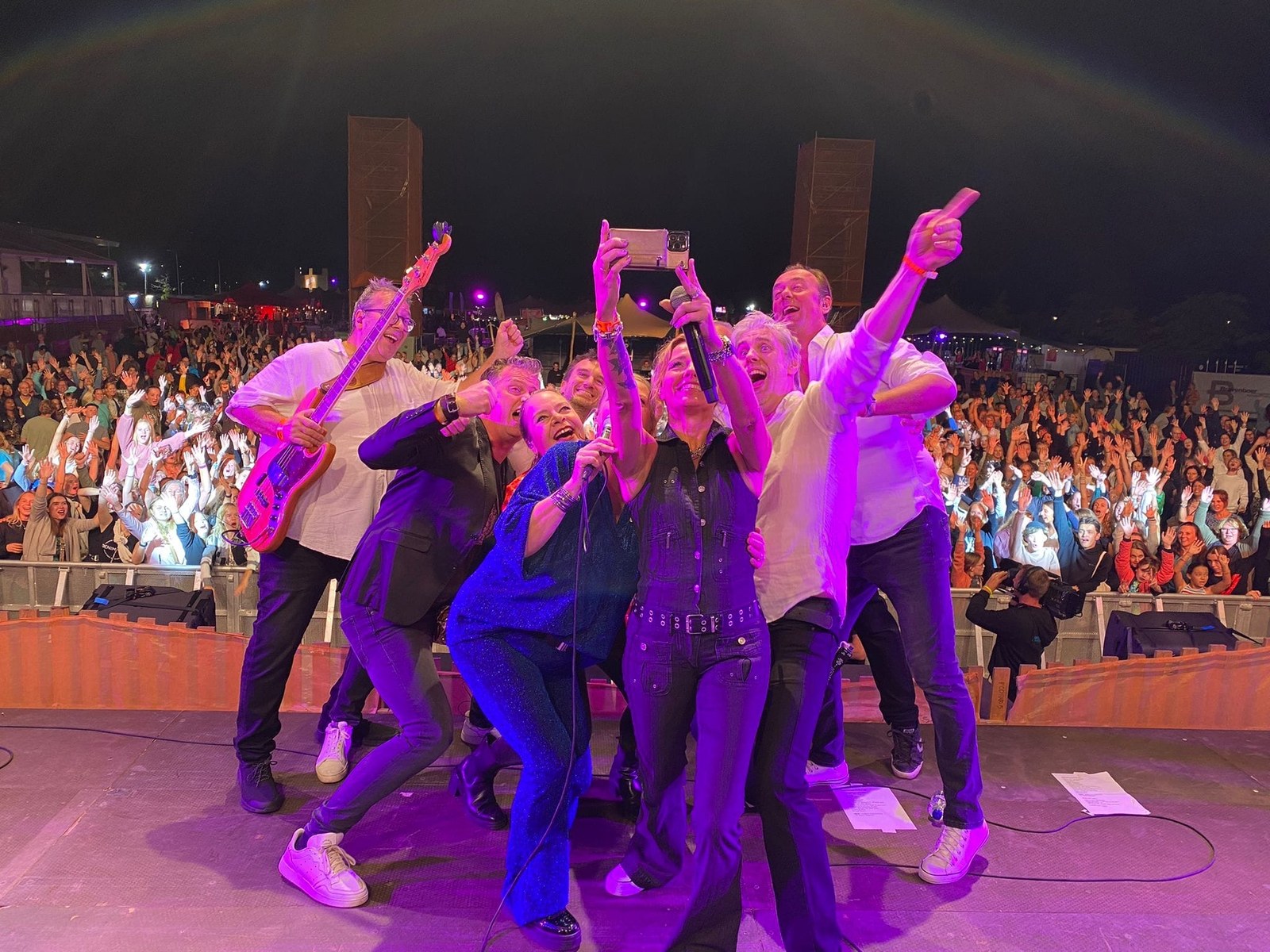 Shaky Ground live op het podium